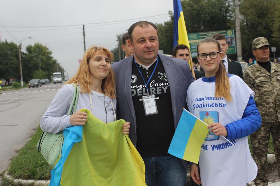 Міжнародний день миру – це дуже важливе свято для всього населення планети. Його проголосили ще в 1981 році резолюцією 36/67 Генеральної Асамблеї ООН. Це свято ще називають «Днем загального припинення вогню і відмови від насильства». Тому колектив студентів ІФБ нашого училища разом з викладачами Возович А.А. та Семеновою В.В. приєдналися до міської акції «Ланцюг миру», яку організував колектив Податкового коледжу. Сьогодні нам, як ніколи, необхідне мирне небо над головою та щасливе майбутнє. Єднаймося! Хай буде мир і злагода серед усіх людей! 