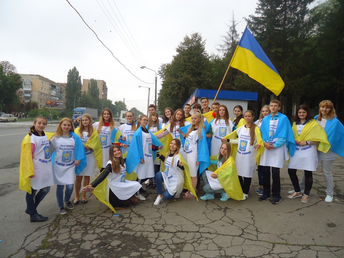 Міжнародний день миру – це дуже важливе свято для всього населення планети. Його проголосили ще в 1981 році резолюцією 36/67 Генеральної Асамблеї ООН. Це свято ще називають «Днем загального припинення вогню і відмови від насильства». Тому колектив студентів ІФБ нашого училища разом з викладачами Возович А.А. та Семеновою В.В. приєдналися до міської акції «Ланцюг миру», яку організував колектив Податкового коледжу. Сьогодні нам, як ніколи, необхідне мирне небо над головою та щасливе майбутнє. Єднаймося! Хай буде мир і злагода серед усіх людей! 