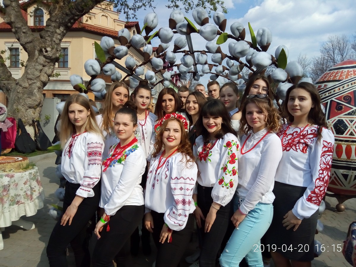 Найбільша кількість жінок та дівчат в українському намисті