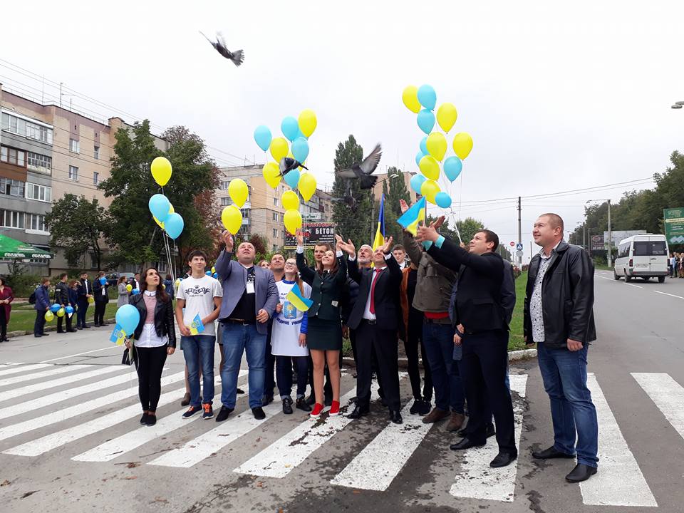 Міжнародний день миру – це дуже важливе свято для всього населення планети. Його проголосили ще в 1981 році резолюцією 36/67 Генеральної Асамблеї ООН. Це свято ще називають «Днем загального припинення вогню і відмови від насильства». Тому колектив студентів ІФБ нашого училища разом з викладачами Возович А.А. та Семеновою В.В. приєдналися до міської акції «Ланцюг миру», яку організував колектив Податкового коледжу. Сьогодні нам, як ніколи, необхідне мирне небо над головою та щасливе майбутнє. Єднаймося! Хай буде мир і злагода серед усіх людей! 