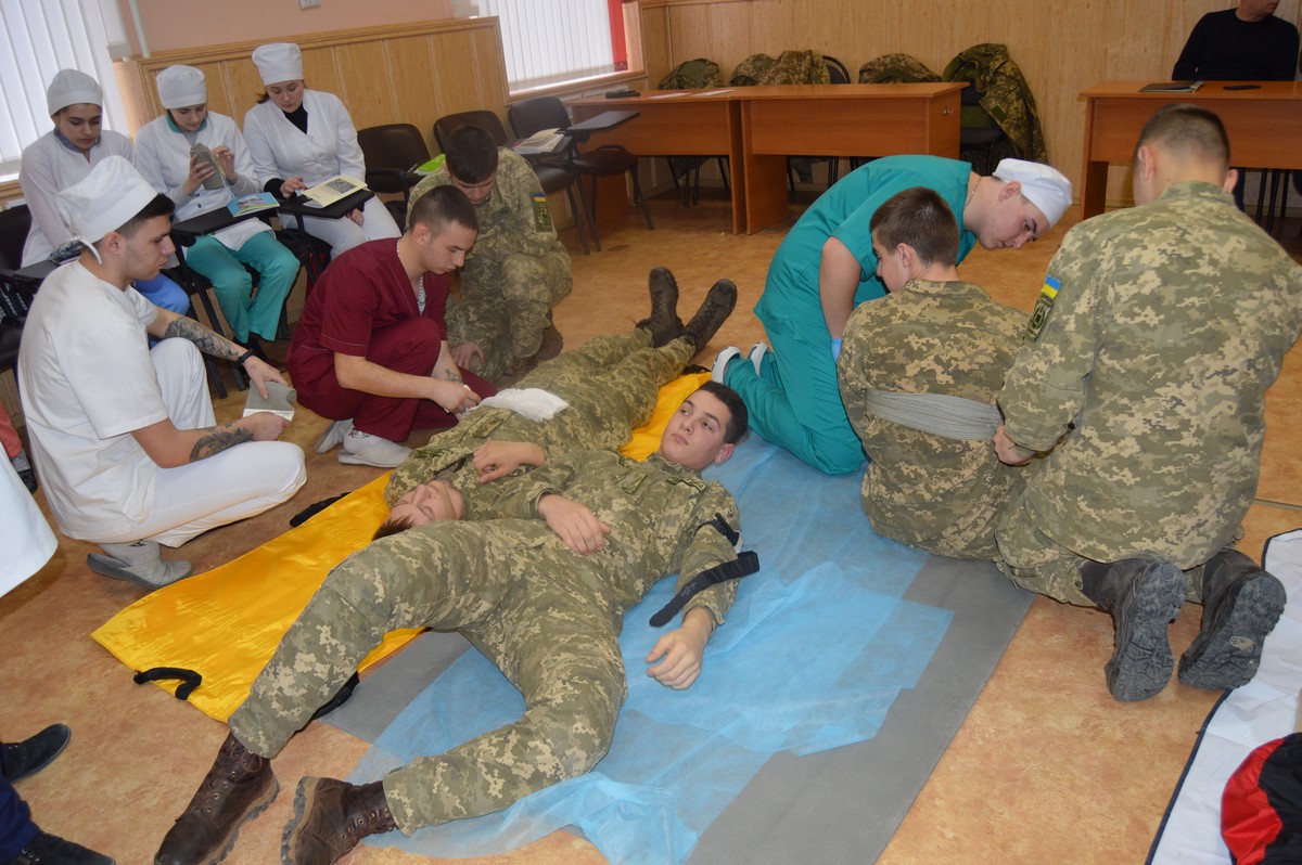 Заходи першої медичної та долікарської допомоги потерпілим хірургічного профілю в бойових і небойових умовах