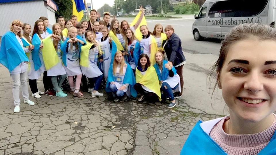 Міжнародний день миру – це дуже важливе свято для всього населення планети. Його проголосили ще в 1981 році резолюцією 36/67 Генеральної Асамблеї ООН. Це свято ще називають «Днем загального припинення вогню і відмови від насильства». Тому колектив студентів ІФБ нашого училища разом з викладачами Возович А.А. та Семеновою В.В. приєдналися до міської акції «Ланцюг миру», яку організував колектив Податкового коледжу. Сьогодні нам, як ніколи, необхідне мирне небо над головою та щасливе майбутнє. Єднаймося! Хай буде мир і злагода серед усіх людей! 