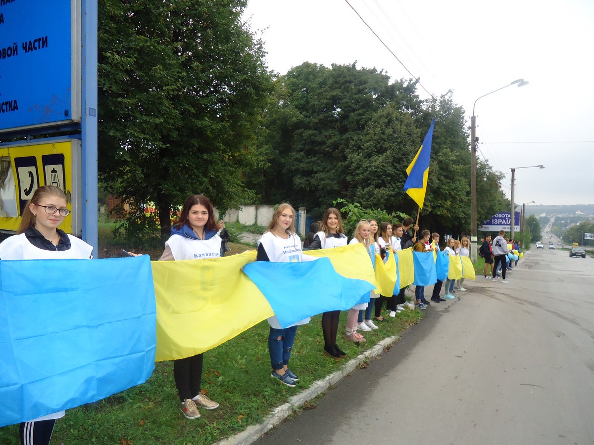 Міжнародний день миру – це дуже важливе свято для всього населення планети. Його проголосили ще в 1981 році резолюцією 36/67 Генеральної Асамблеї ООН. Це свято ще називають «Днем загального припинення вогню і відмови від насильства». Тому колектив студентів ІФБ нашого училища разом з викладачами Возович А.А. та Семеновою В.В. приєдналися до міської акції «Ланцюг миру», яку організував колектив Податкового коледжу. Сьогодні нам, як ніколи, необхідне мирне небо над головою та щасливе майбутнє. Єднаймося! Хай буде мир і злагода серед усіх людей! 