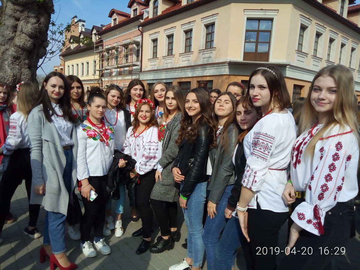 Найбільша кількість жінок та дівчат в українському намисті