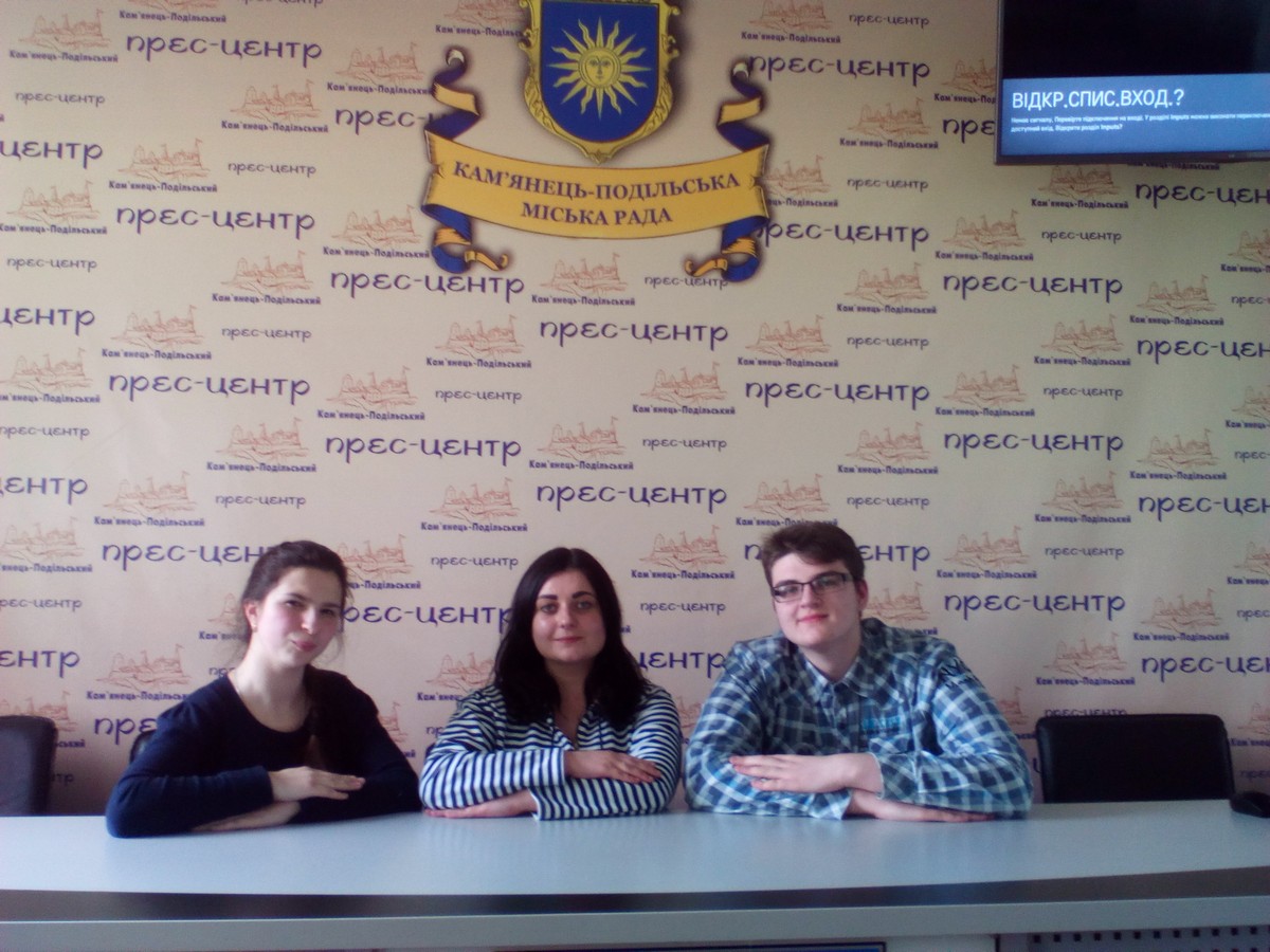 4 квітня у прес-центрі Кам’янець-Подільської міської ради за ініціативою факультету муніципального управління відбулась зустріч заступника міського голови В.А.Савчука з активною молоддю міста. Під час зустрічі обговорювались питання співпраці активної студентської молоді з міською радою та шляхи їх покращання.