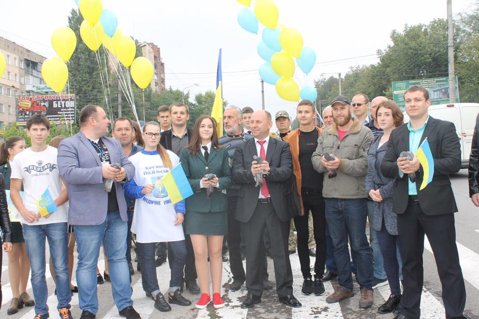 Міжнародний день миру – це дуже важливе свято для всього населення планети. Його проголосили ще в 1981 році резолюцією 36/67 Генеральної Асамблеї ООН. Це свято ще називають «Днем загального припинення вогню і відмови від насильства». Тому колектив студентів ІФБ нашого училища разом з викладачами Возович А.А. та Семеновою В.В. приєдналися до міської акції «Ланцюг миру», яку організував колектив Податкового коледжу. Сьогодні нам, як ніколи, необхідне мирне небо над головою та щасливе майбутнє. Єднаймося! Хай буде мир і злагода серед усіх людей! 